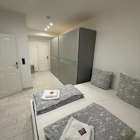 בית נופש Comfort In With Pool And Fireplace