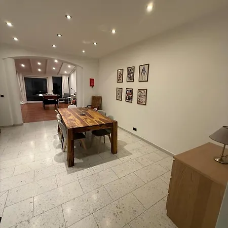 בית נופש Comfort In With Pool And Fireplace הירט